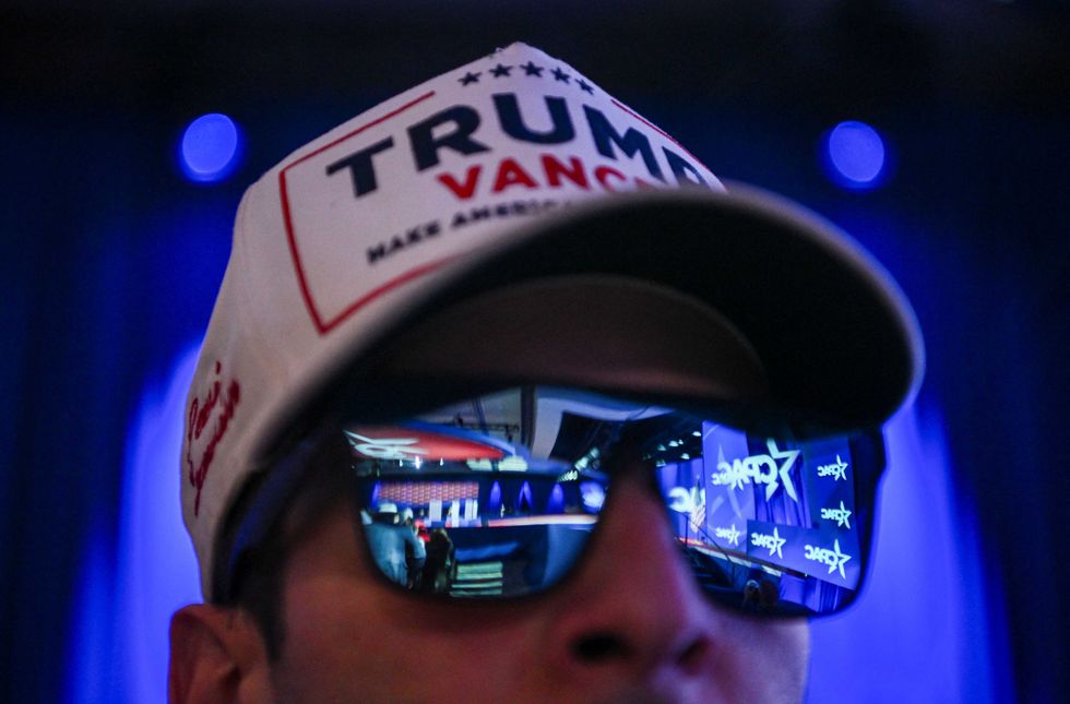 Verurteilter MAGA-Anhänger behauptet, Internet-„Gedankenvirus" habe ihn darauf vorbereitet, für Trump zu töten: Bericht