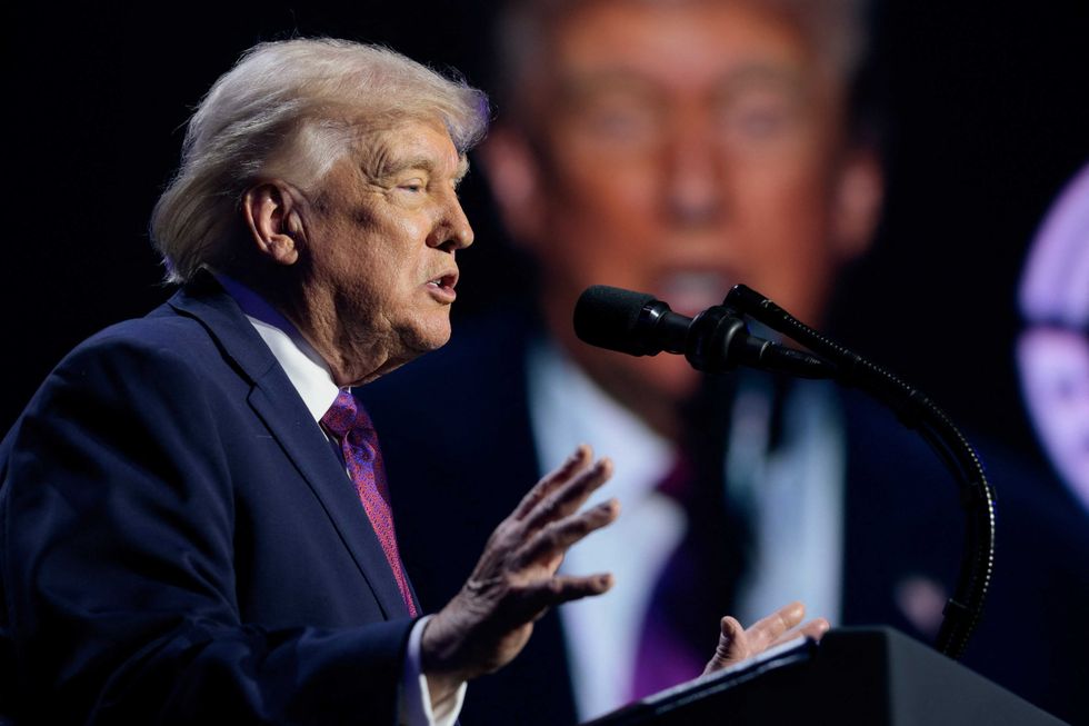 Trump tăng gấp đôi chương trình nghị sự thất bại khi sự ủng hộ dành cho ông sụp đổ