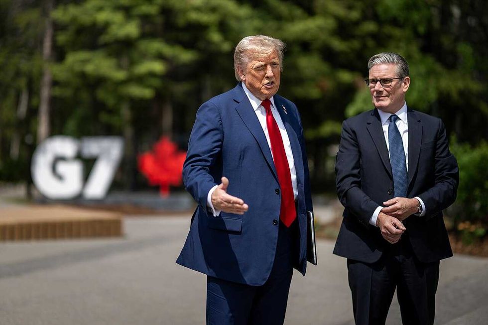 ट्रम्प के अमेरिका को दिए गए विदाई उपहार के अंदर