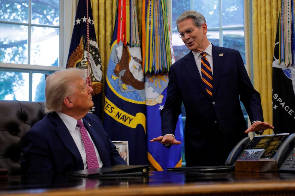 Trump’s own aides blow holes in his latest economic claim