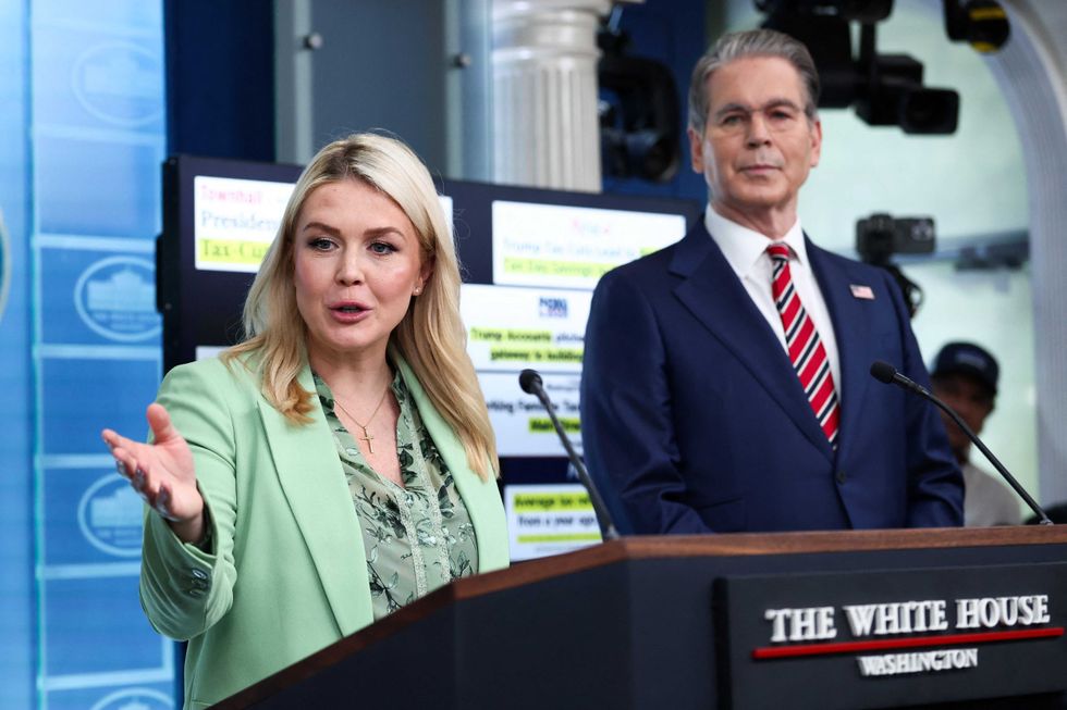 Η κυβέρνηση Trump επιμένει στην άρνηση όταν αντιμετωπίζεται με άβολα γεγονότα