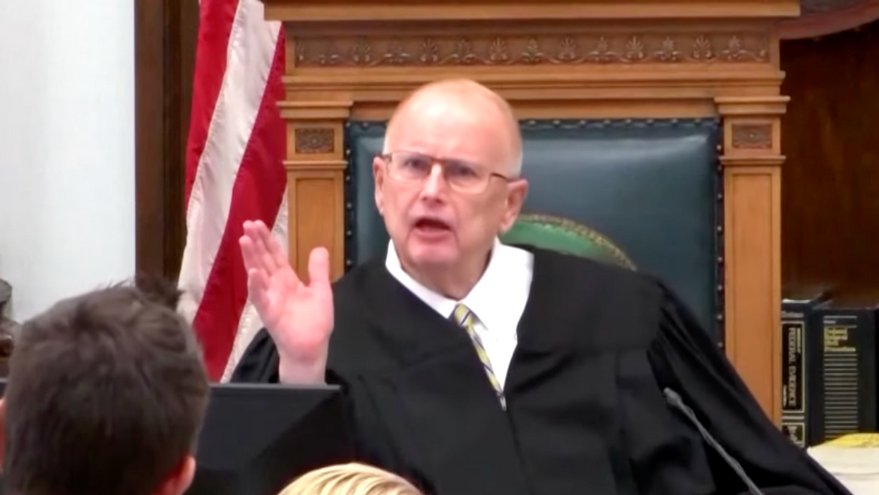 Kyle Rittenhouse judge is 'putting his thumb on the scale in every way possible': MSNBC analyst